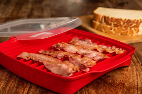 Microwave bacon tray with bacon