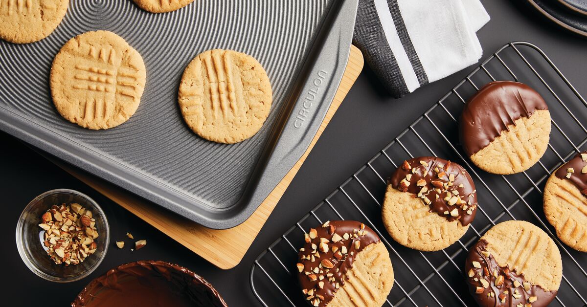 Circulon Non-Stick Baking Tray with Cookies